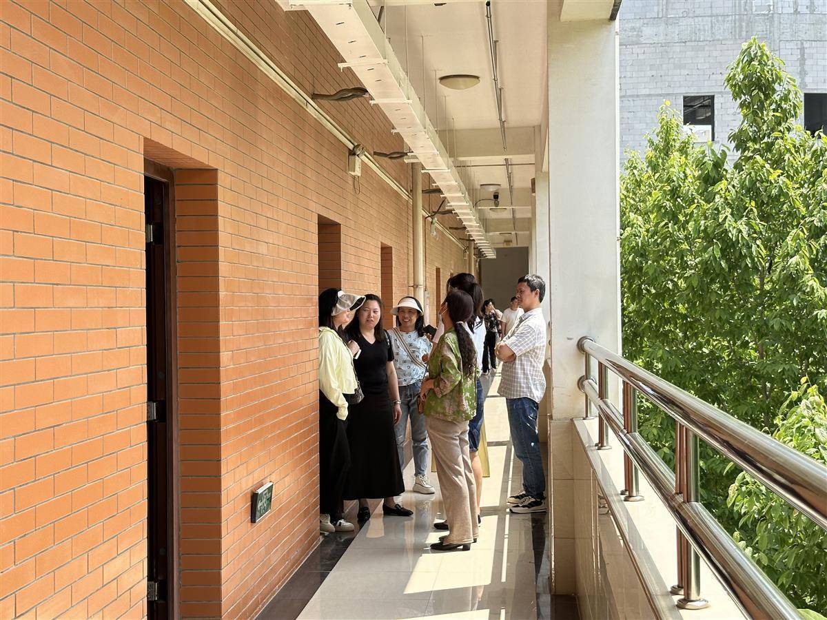 武汉市常青第一中学举办校园开放日,学生志愿者也成家