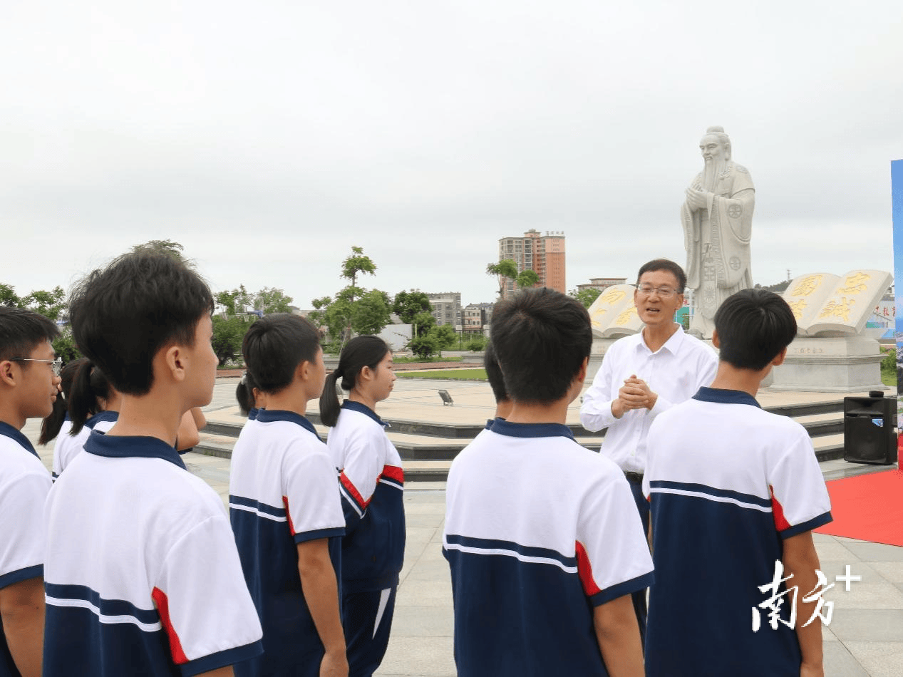 汕尾市林伟华中学图片图片