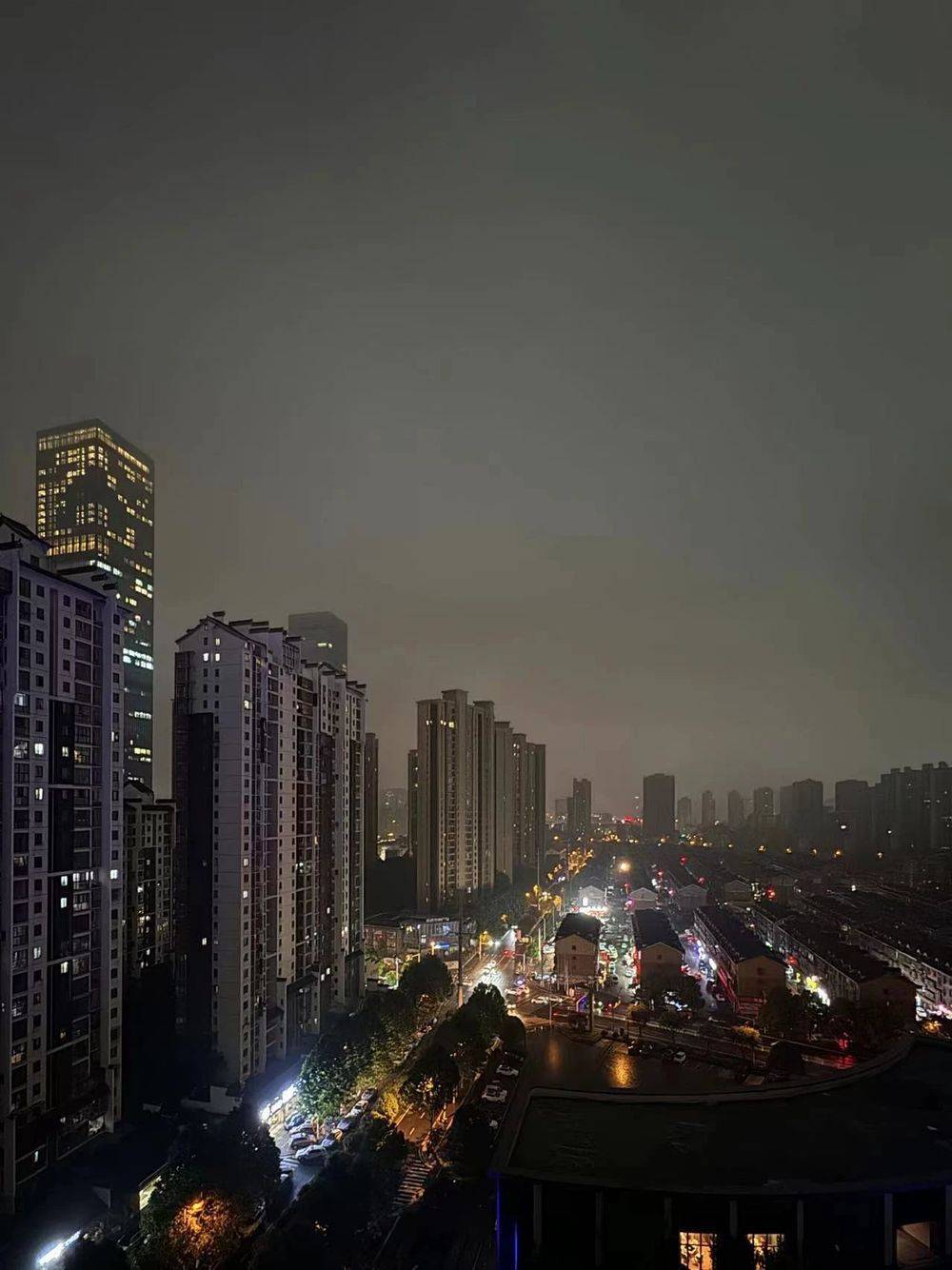 一秒天黑,你敢信这是中午12点多的长沙?网友:路灯都亮了