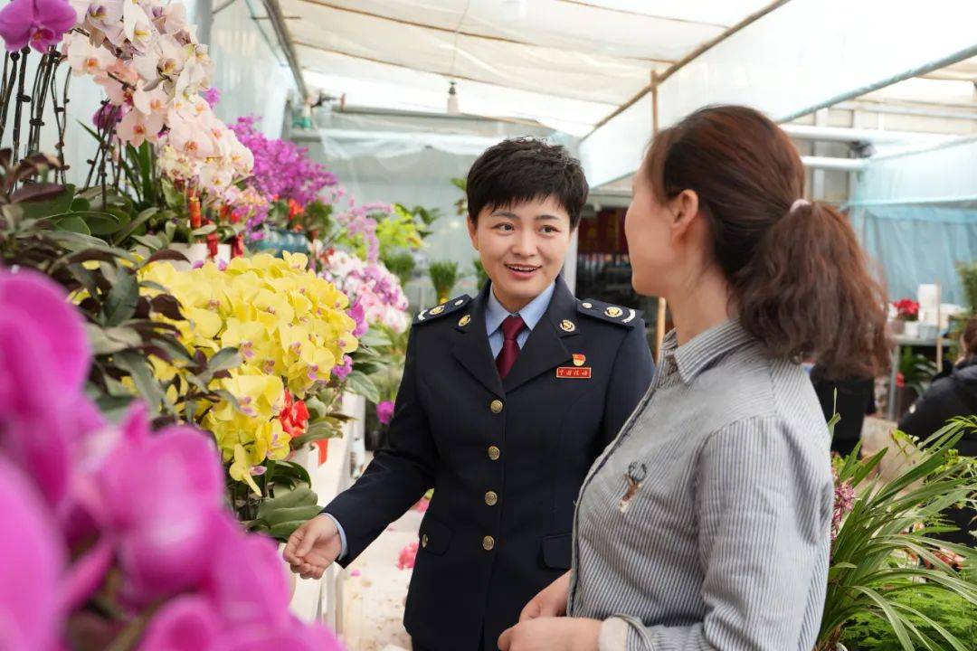 图为邢台邢东新区局开展税宣活动邢台邢东新区局走进仙寓花卉市场
