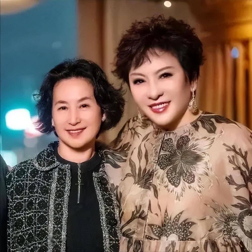 太惊喜!61岁何超琼穿布鞋闪现黄山,素颜照曝光,一个举动引称赞