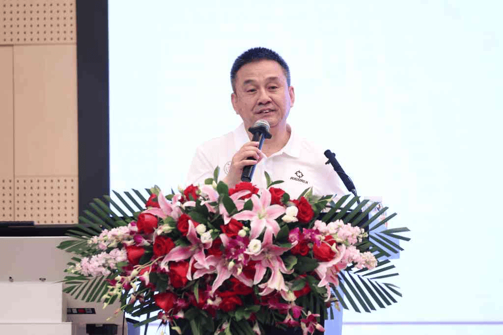 陈伟强重温了体育课经典口号"稍息,立正,向右看齐",重拾了清华体育课