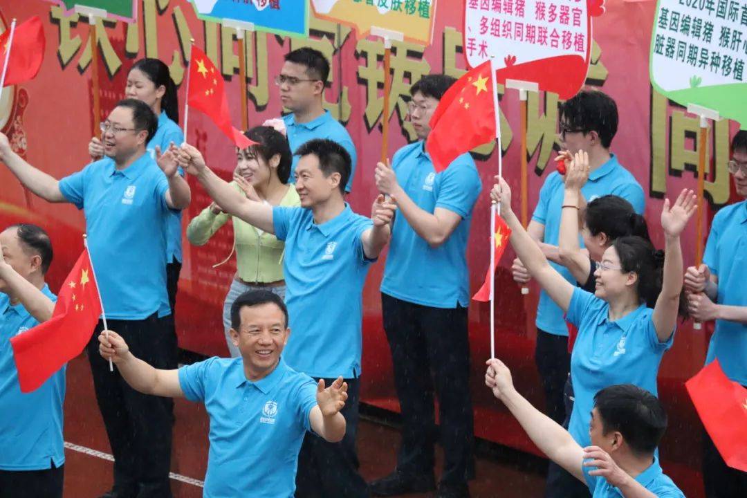 军大运动会雨中硬核开幕!