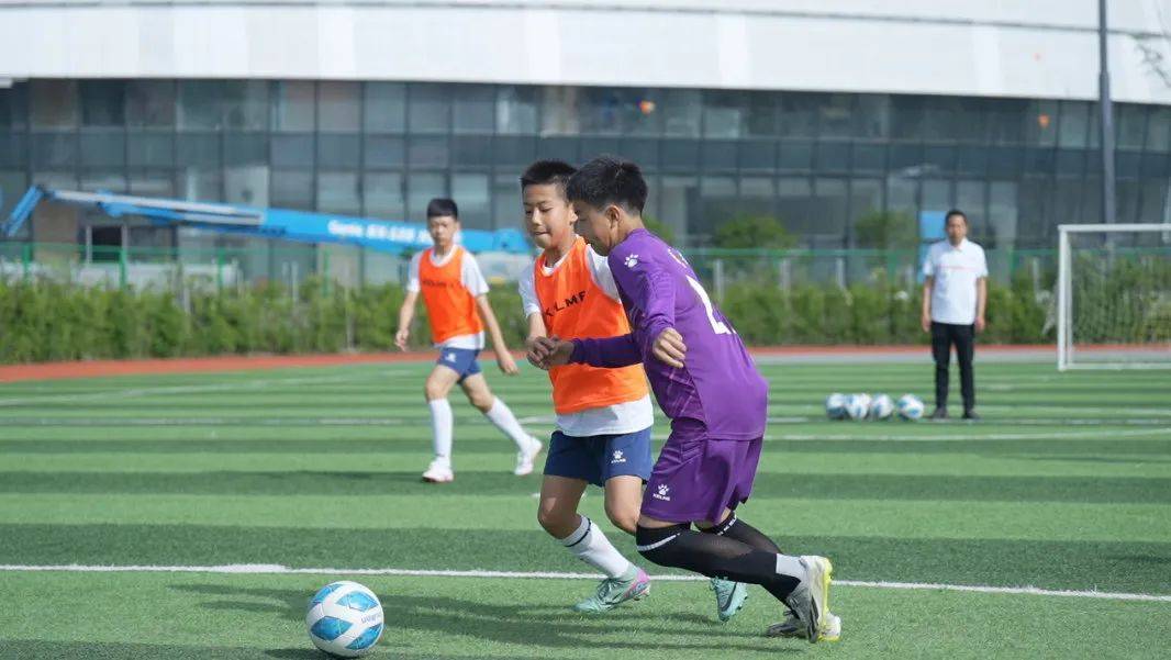 四川省第四届"贡嘎杯"青少年校园足球联赛冠军,三次成都市青少年校园