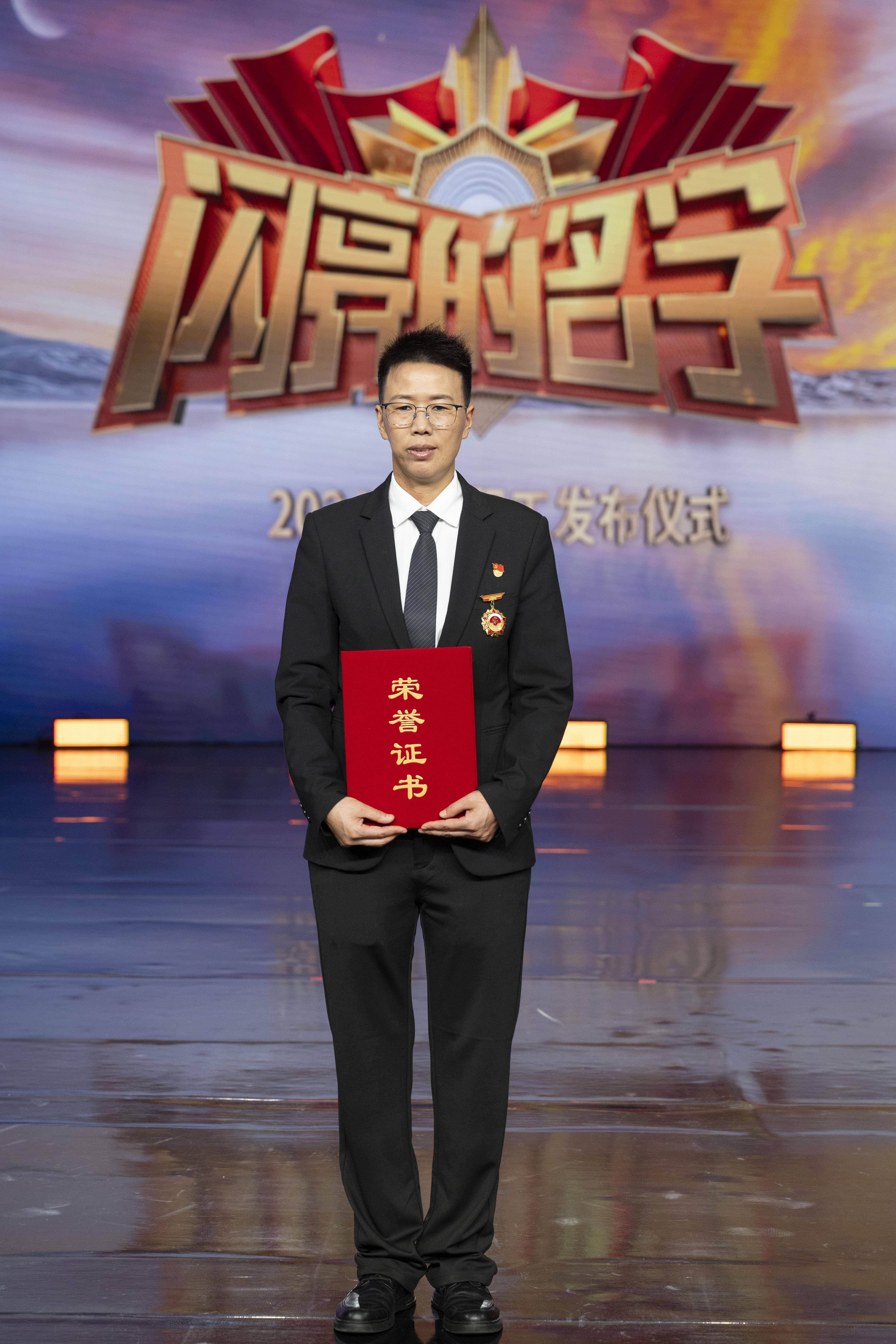 浙江省杭州优行科技有限公司网约车司机张桂容在"最美职工"发布仪式上