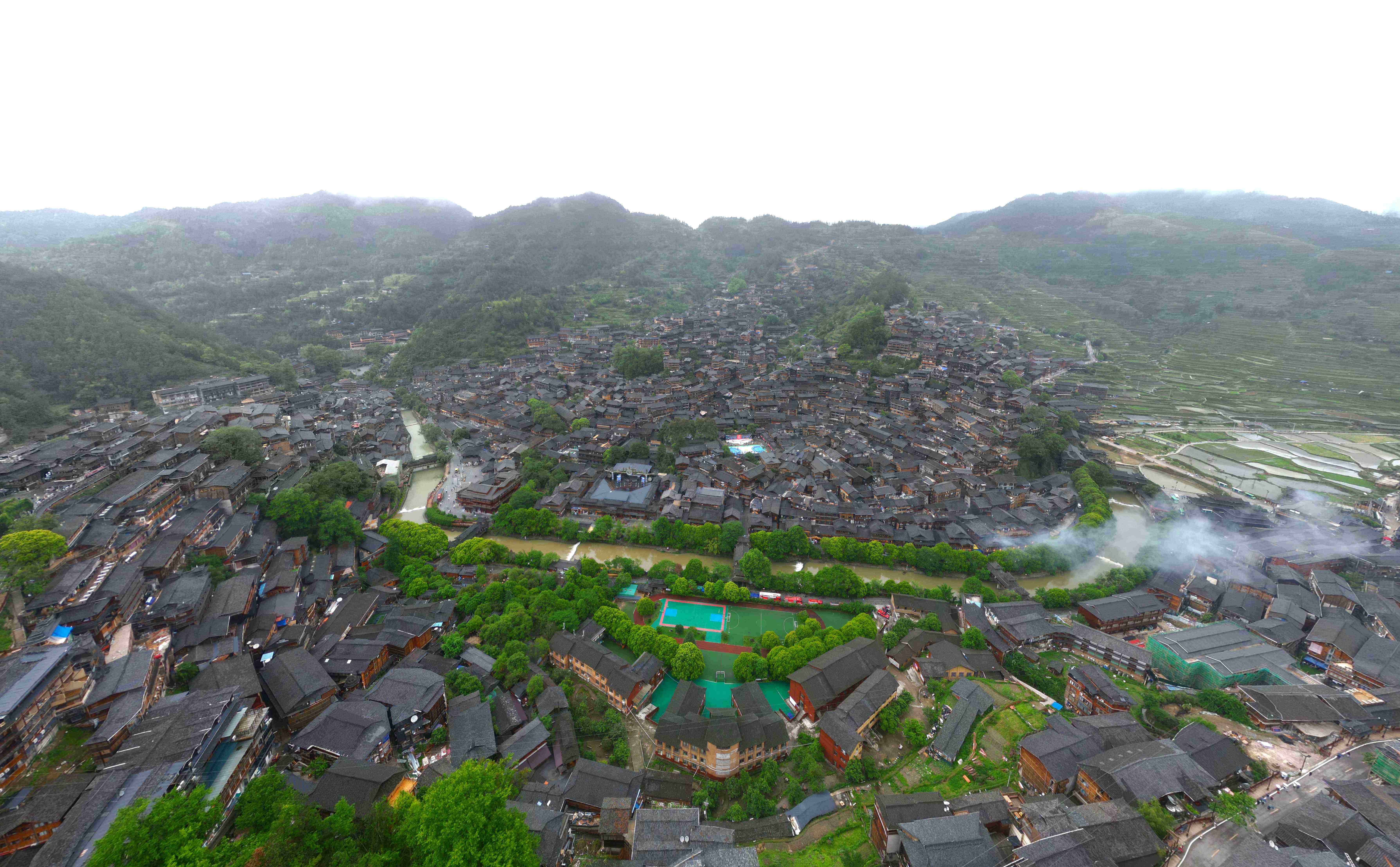 这是4月30日拍摄的西江千户苗寨全景(无人机照片).