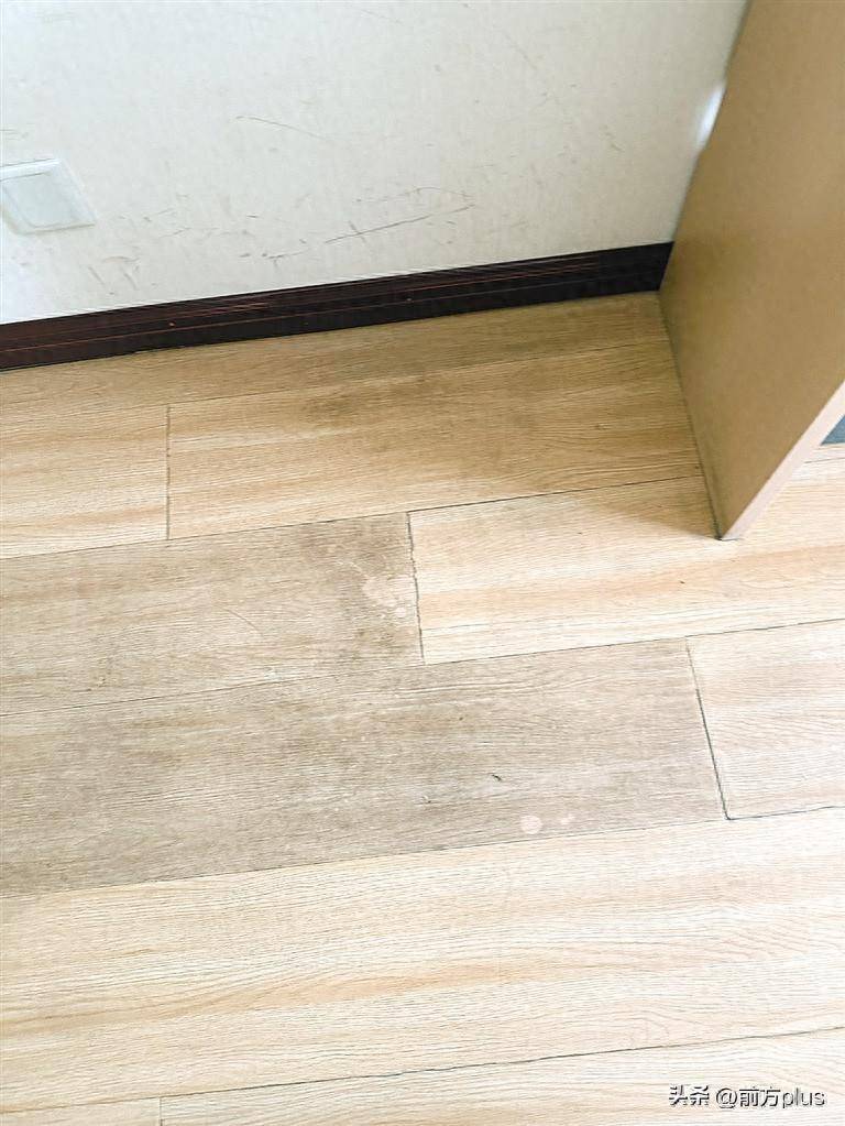 【钟楼下】铺设不到一年 木地板就变色 是质量问题还是使用不当?_王先生_情况_拖把