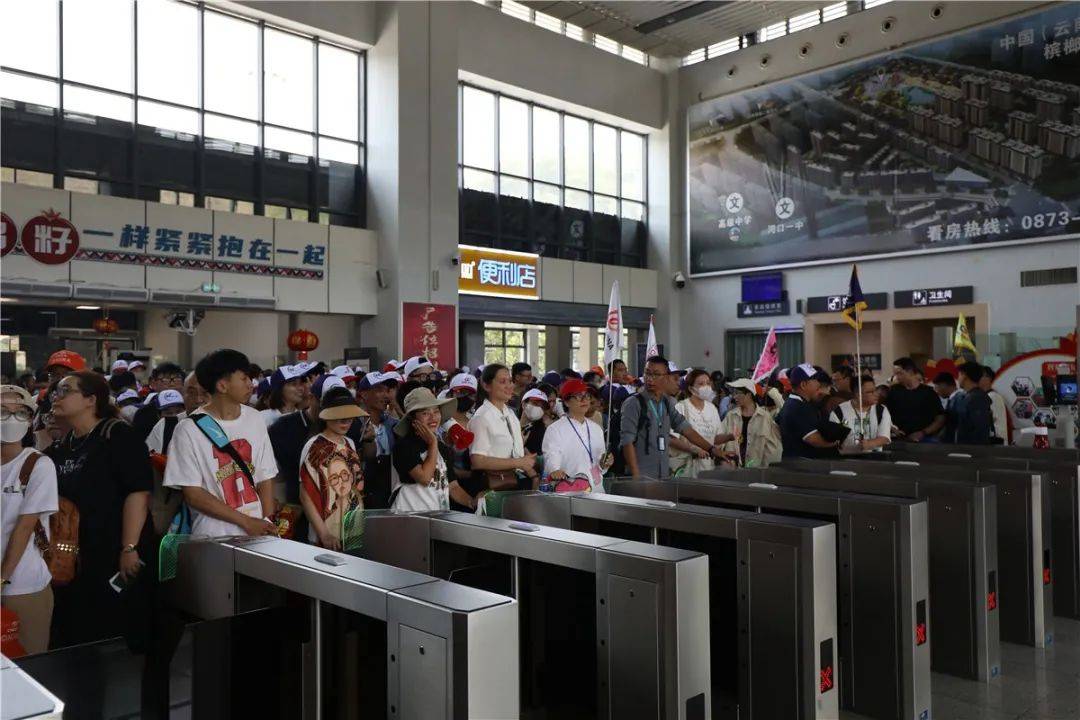 中越河口口岸跨境游持续火热_越南_铁路_动车