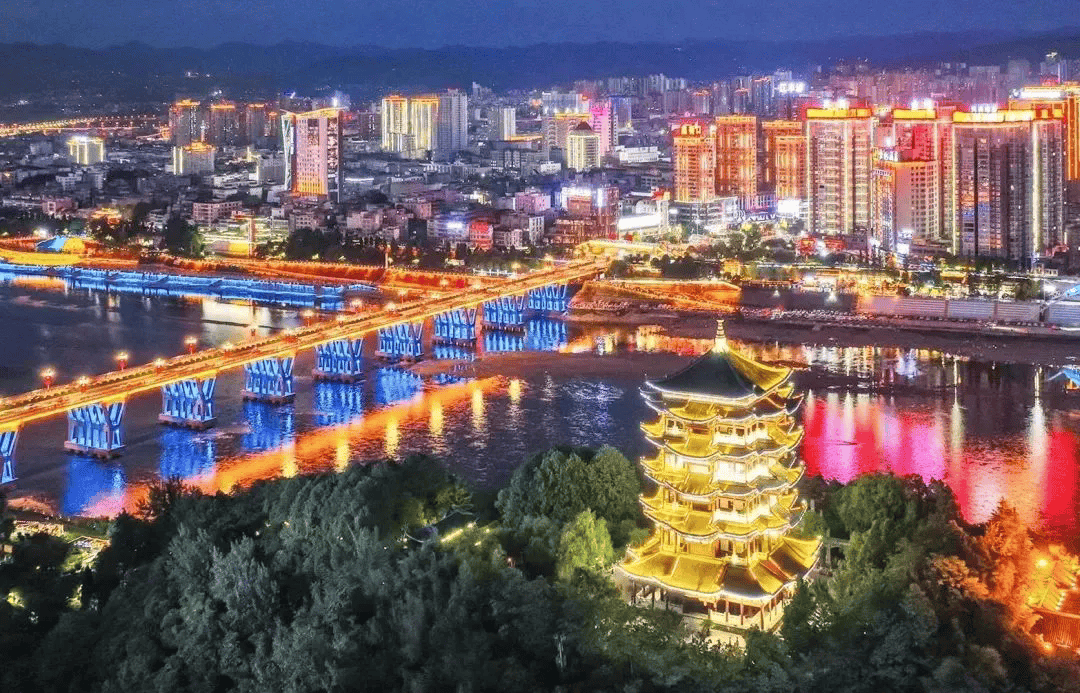 寻味烟火美食安康的夜晚从一江两岸的夜景开始与热闹的夜市融为一体