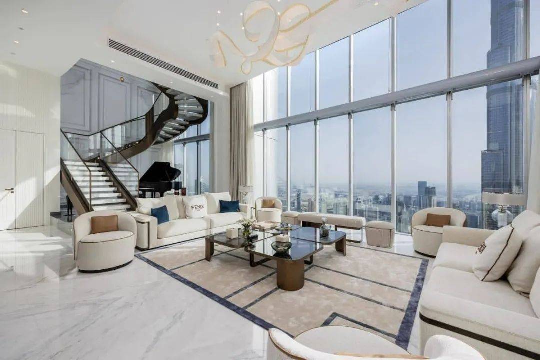   史上最贵顶层公寓在迪拜市中心售出，成交价超过1.5亿人民币。 