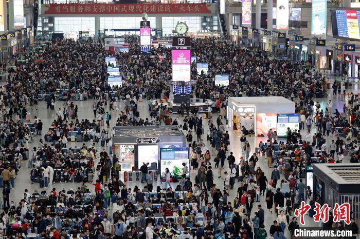 铁路上海站迎来“五一”假期运输客流最高峰