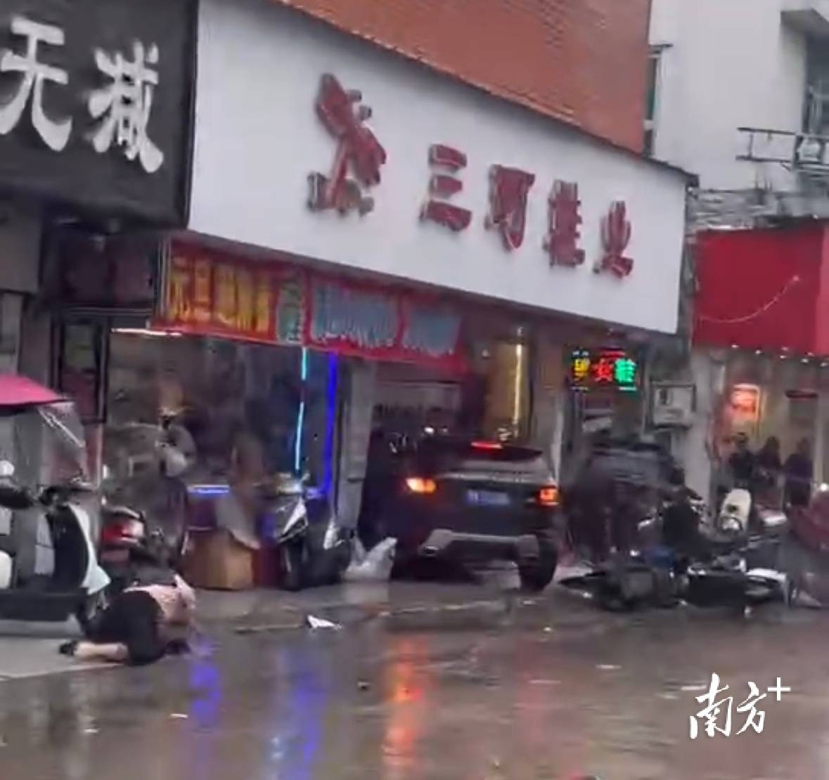 潮州彩塘镇一汽车失控撞向商铺？原是路遇纠纷拉扯车门
