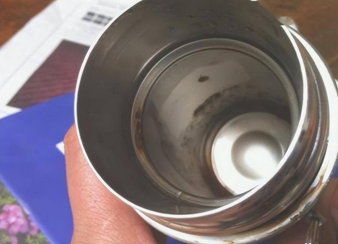 央视多次曝光的"夺命保温杯",热水进毒水出,大家需警惕对待