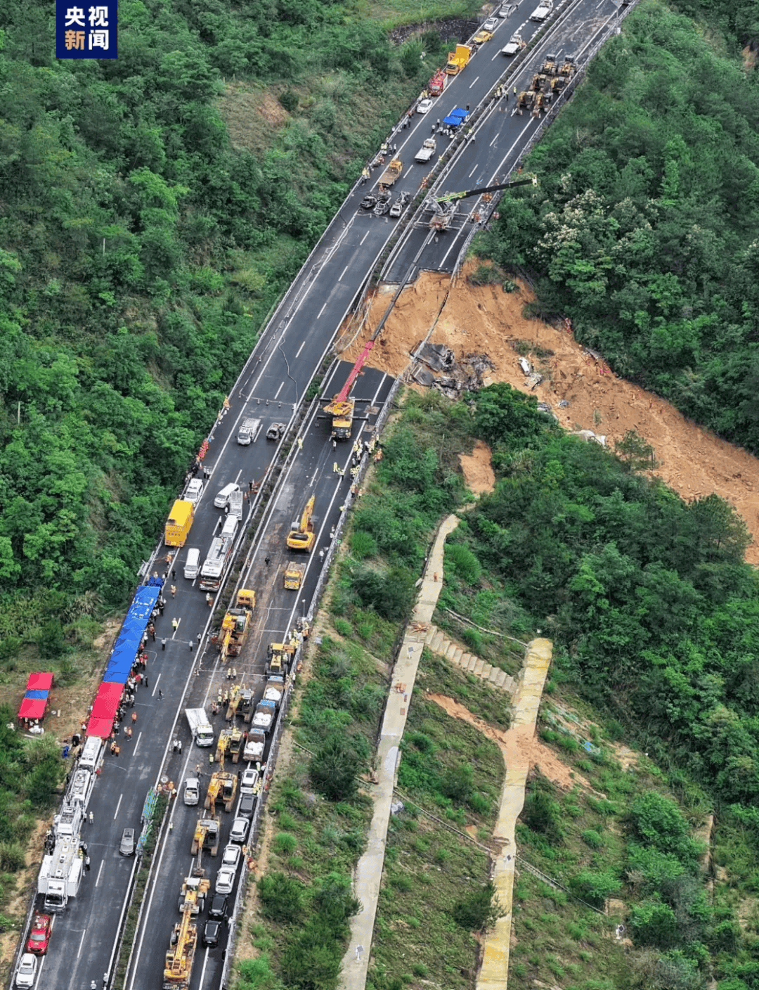 高速塌陷处已下雨近一个月