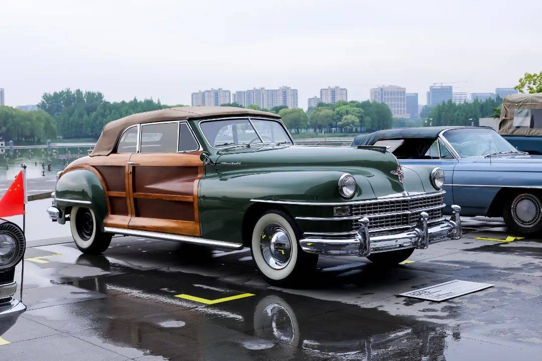 上午9点,10辆经典古董车在上海保利大剧院水景广场惊艳亮相.