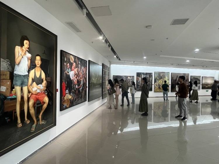 受访者供图在重庆当代美术馆,观众可参观第九届重庆市美术作品展览暨