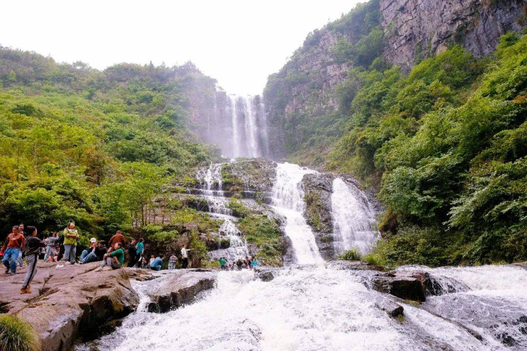 五一假期,天柱西域瀑布游客如织