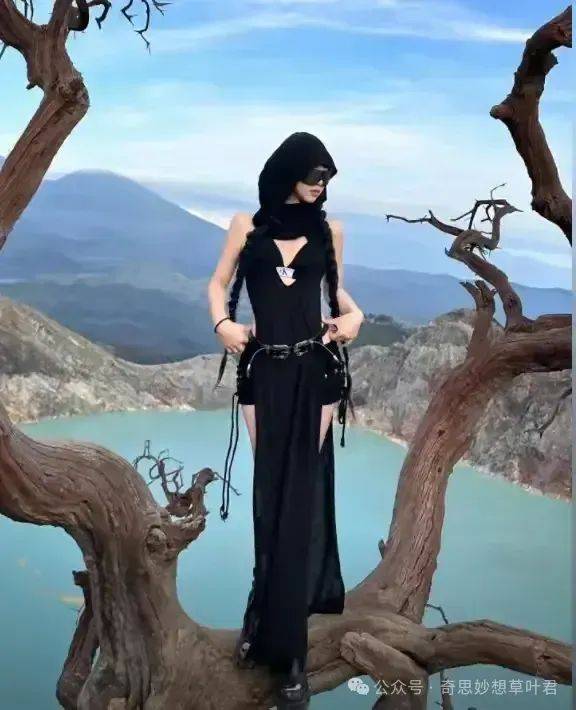 女游客坠亡后续:被长裙绊倒坠崖,丈夫悲痛撞墙,遗体将