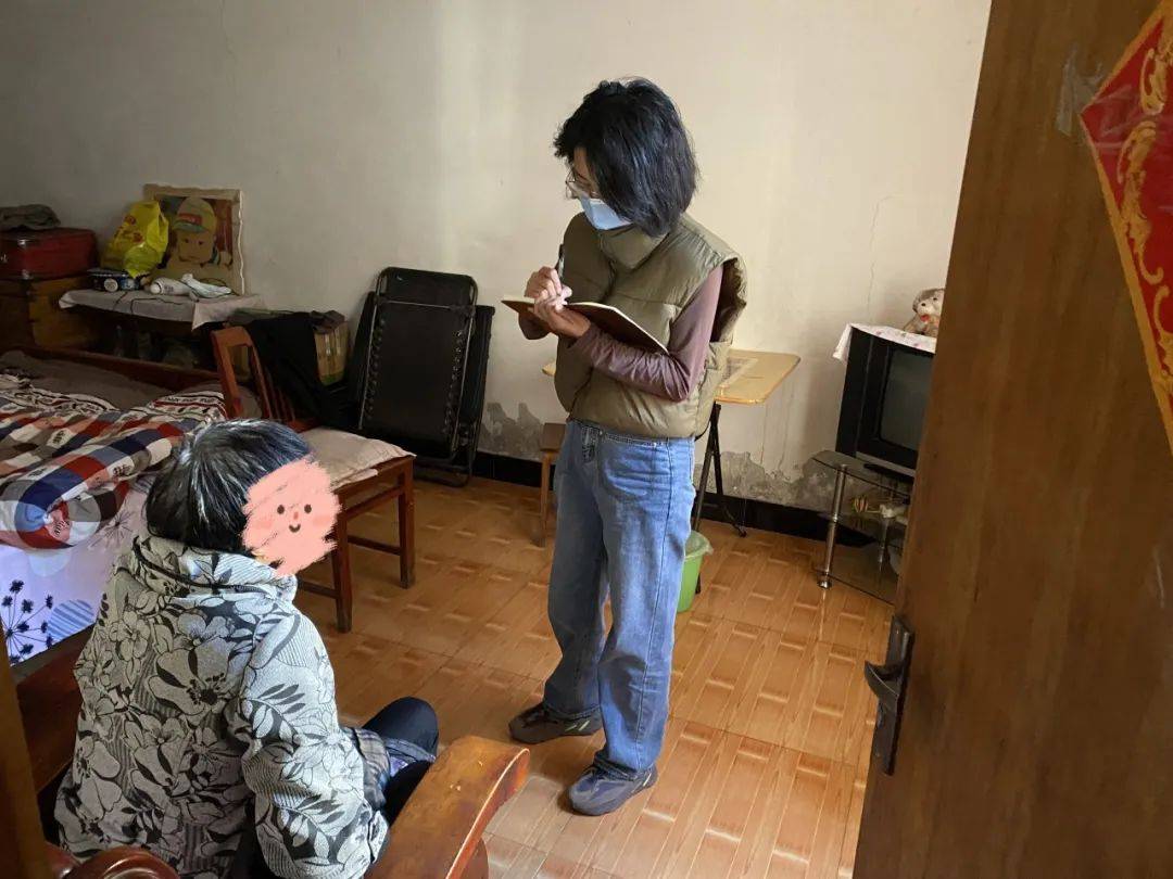 2017年10月,丁丰刚进入富阳社区从事综治协管工作,初到岗位,她面临了