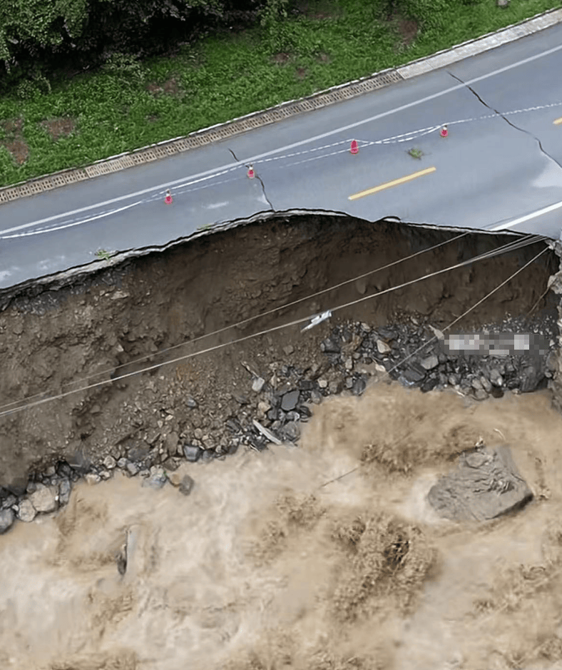 梅大高速塌方后,又一公路塌方,现场曝光太危险,仍有车强行通过