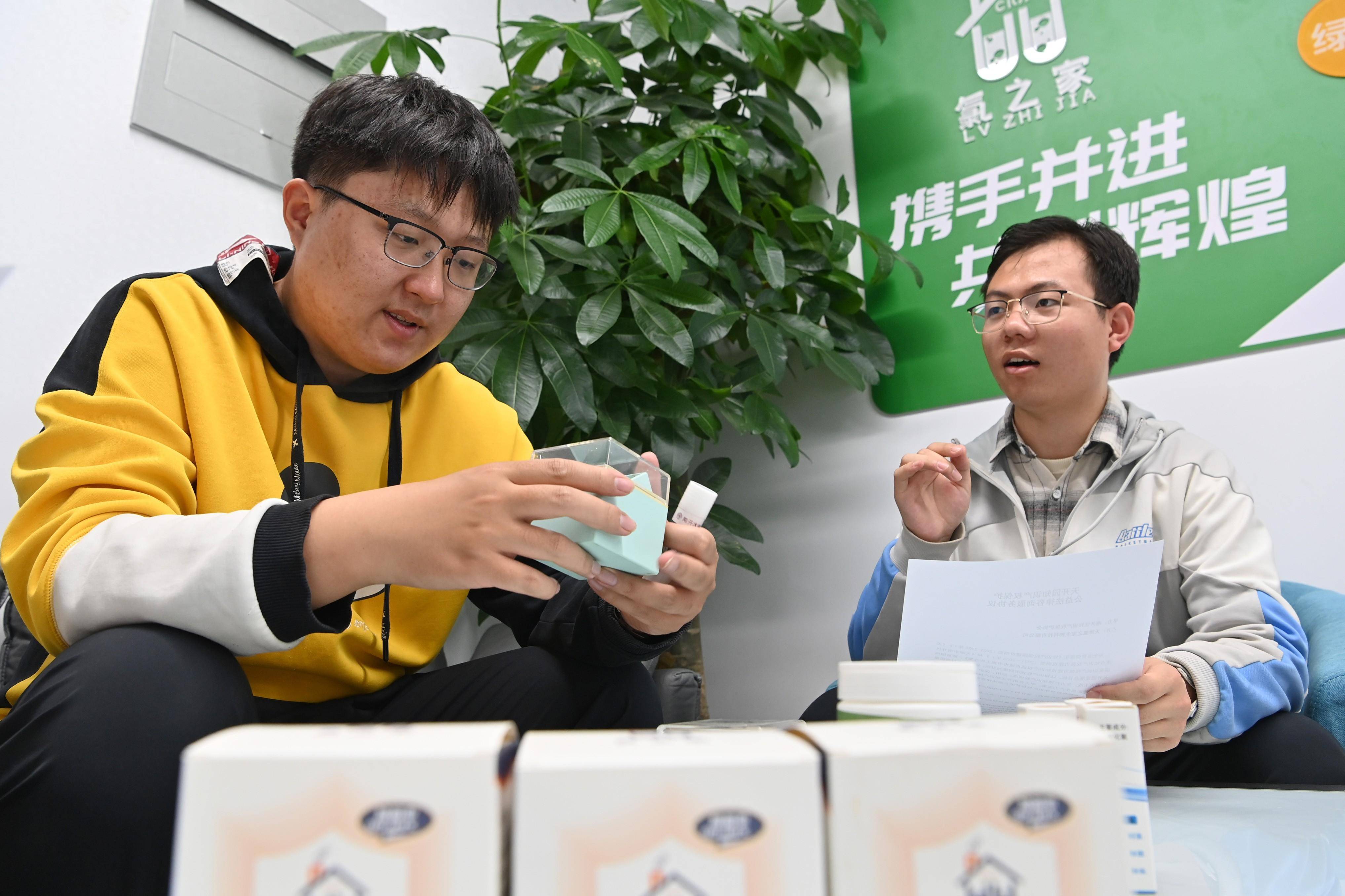 00后初步创业做什么好(00后创业适合选择什么行业)