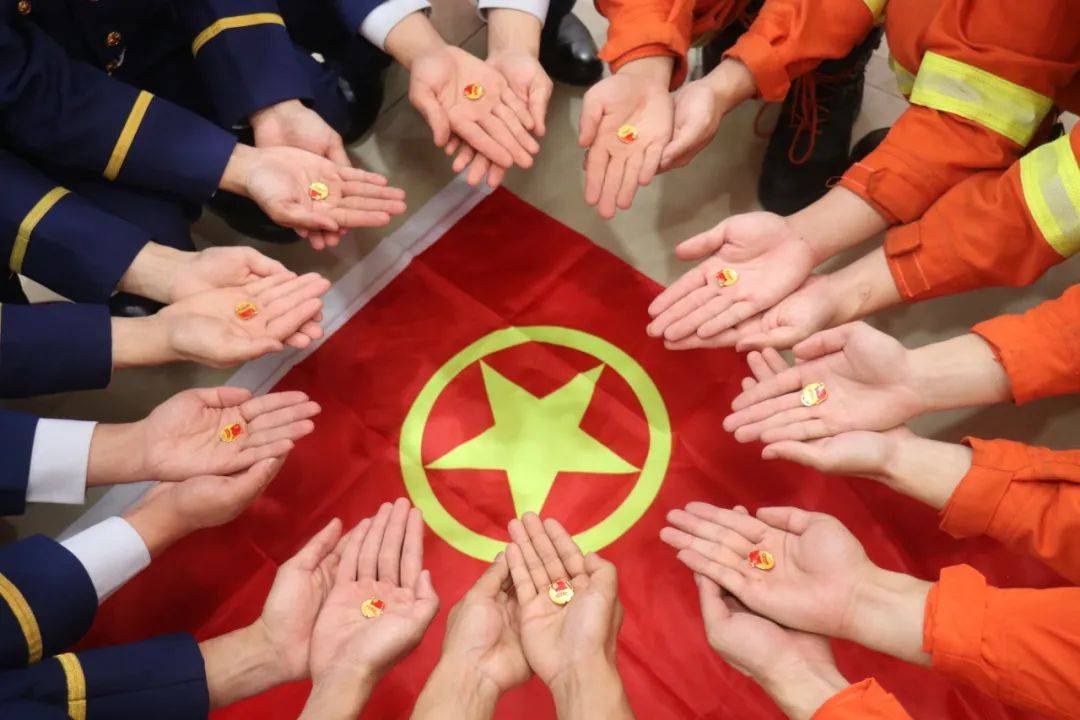 五四特辑丨"我和团旗团徽合个影"作品展播