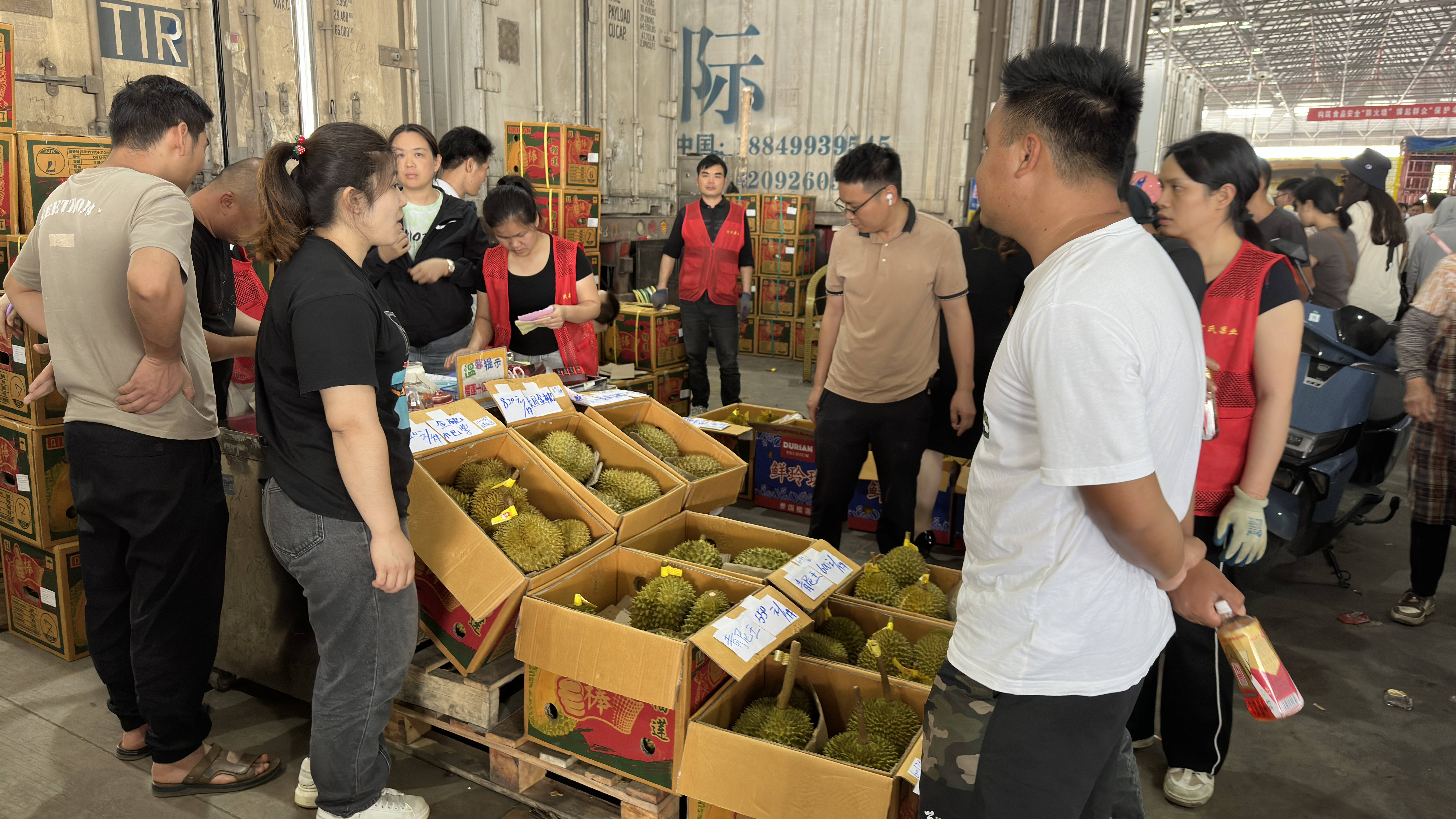 在广西最大的水果批发市场——海吉星农产品国际物流中心,不少商家