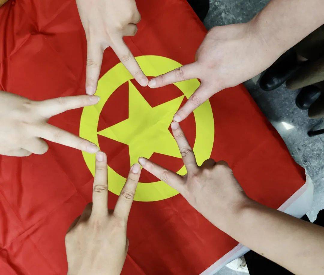 五四特辑丨"我和团旗团徽合个影"作品展播