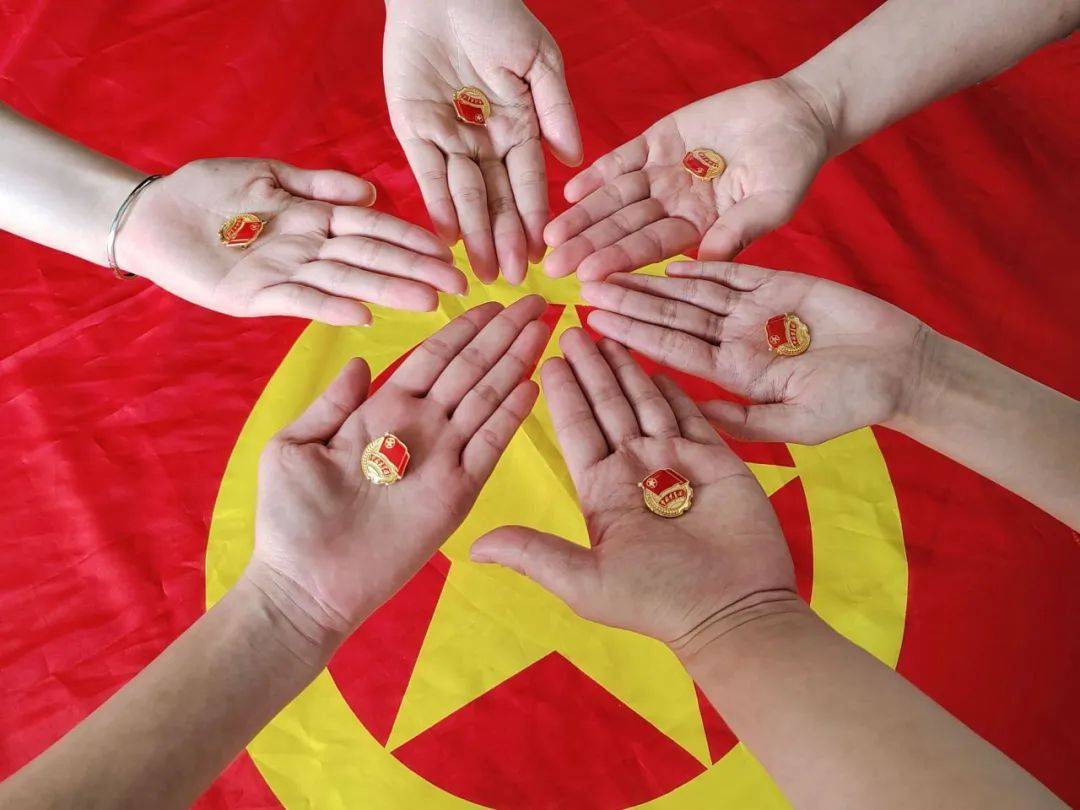 五四特辑丨"我和团旗团徽合个影"作品展播