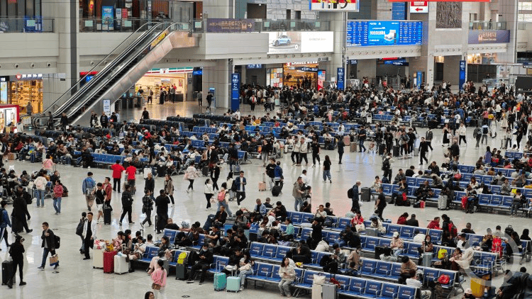 “五一”重庆火车站共计发送旅客136.7万人次 旅游探亲打主力