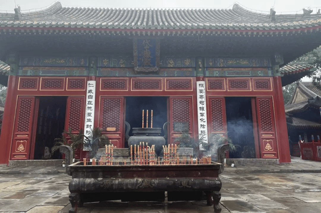 与此同时,北京各个行业的祖师爷,也供奉在庙中,主持掸尘会的人,大多是