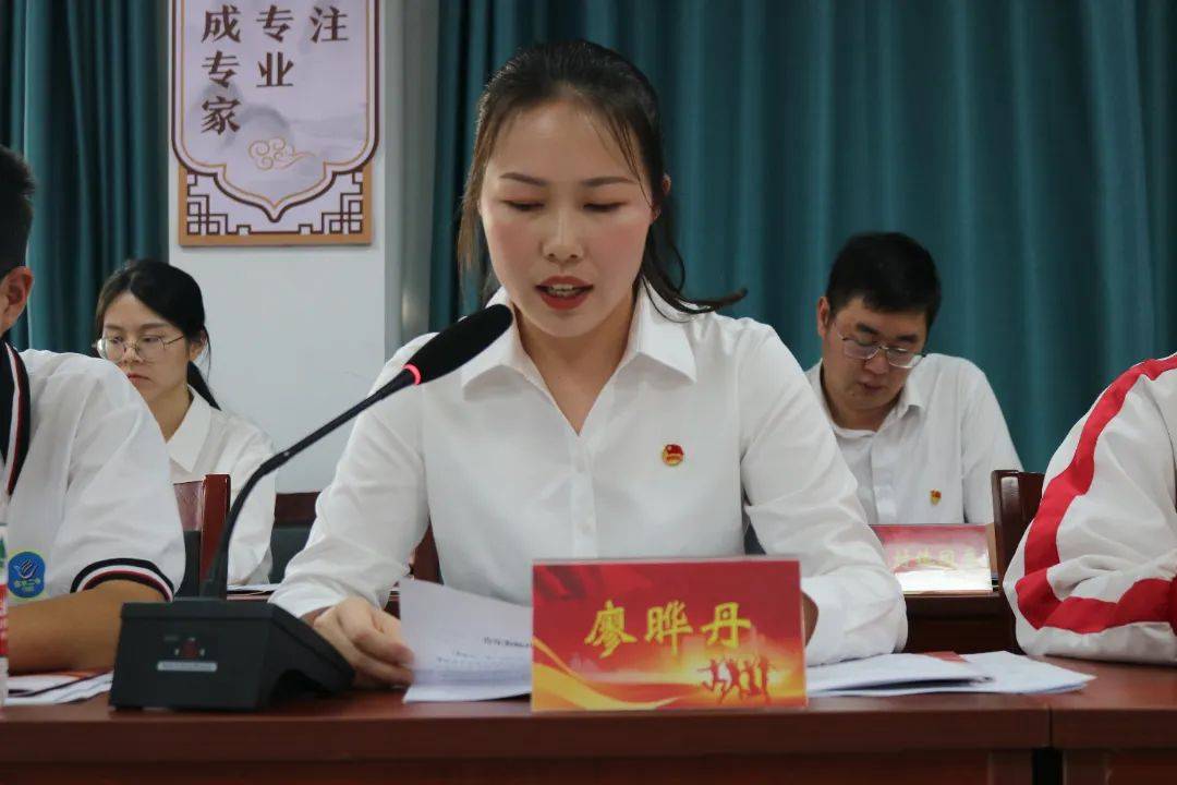 全体与会人员共同观看了五四专题宣传片《大美吉水 当"燃"有我》