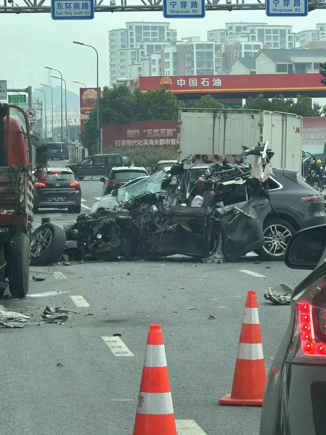 保时捷追尾刮碰多辆汽车，肇事司机死亡