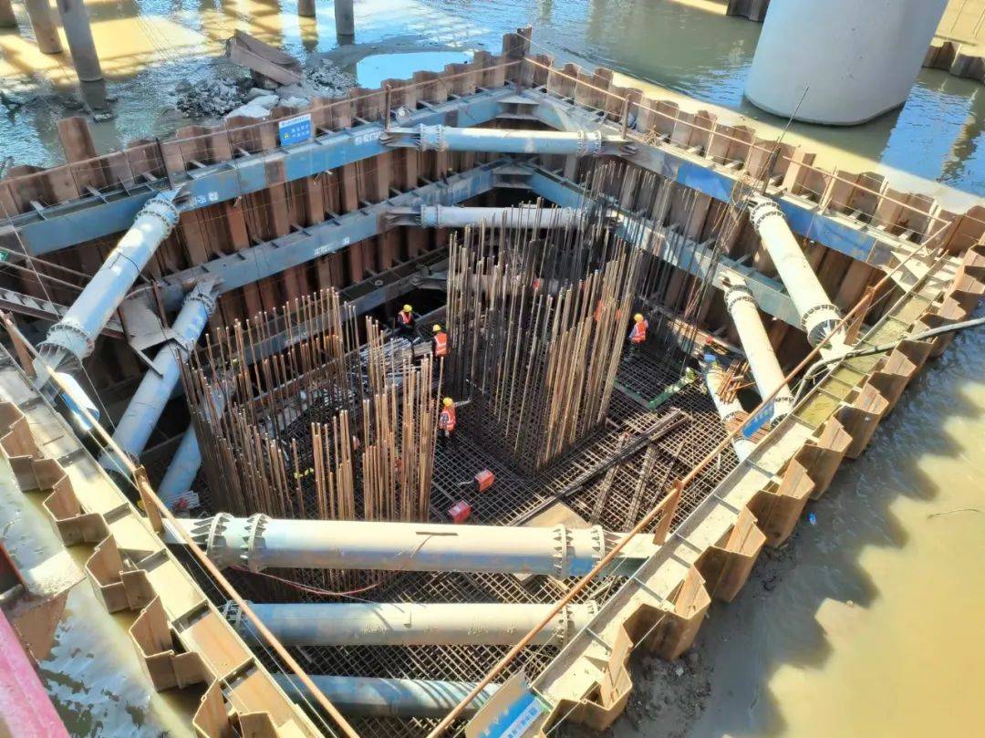 推进新技术应用,创新采用"水刀 空气幕"助沉钢板桩,"龙门吊双抬架梁法