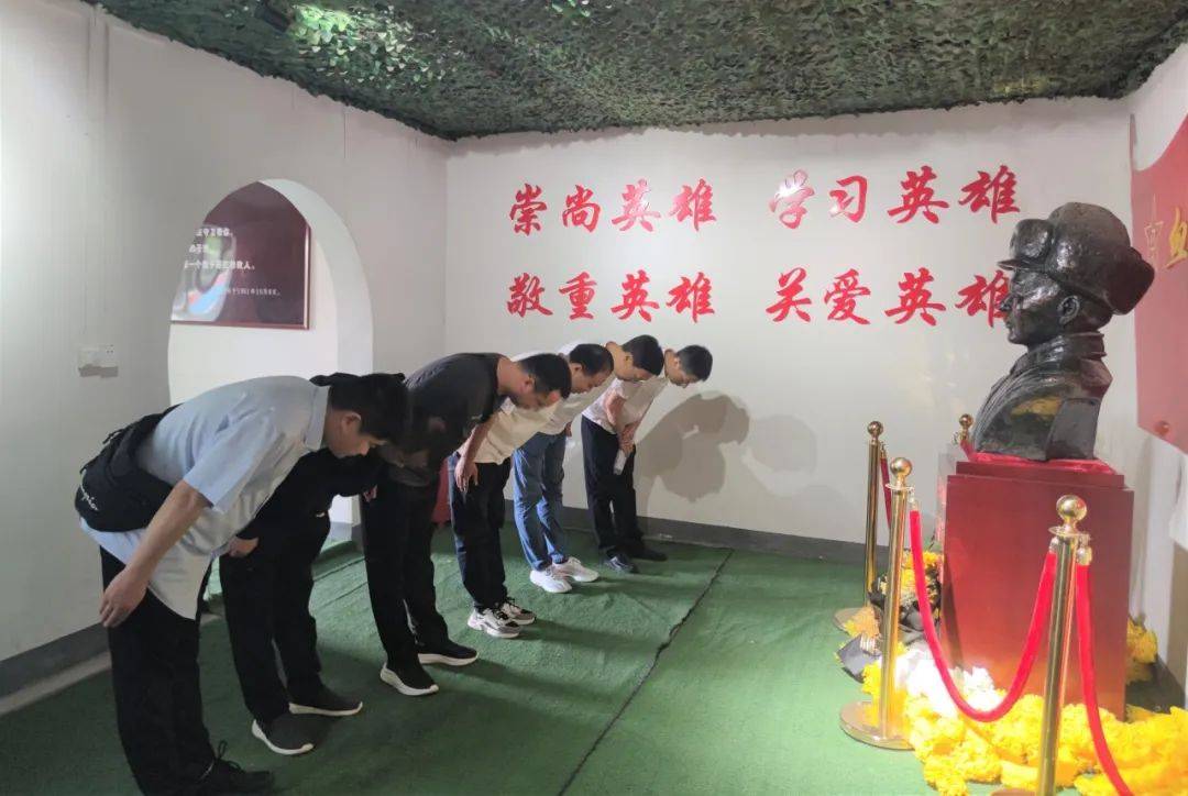 缅怀英雄壮举 学习英雄事迹——临床第一党总支第二党支部参观烈士