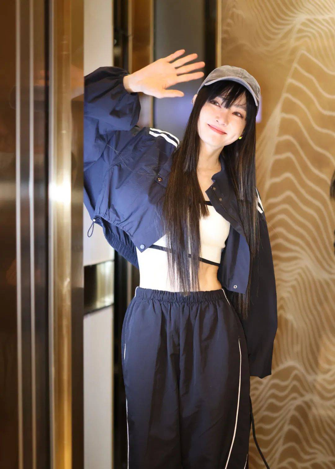 作为"星二代"的谢金燕,著名主持人"猪哥亮"是她的父亲,可她不仅没有