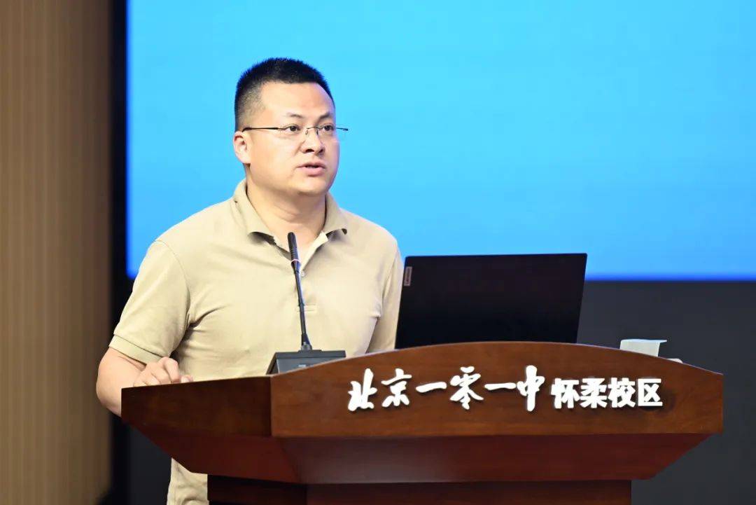 区法院党组书记,院长安辉,区委教育工委书记吕晓国为"小小法治宣讲员"