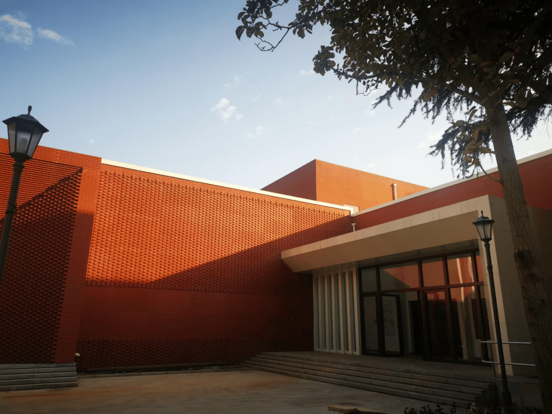 首都师范大学美术学院(系)创建于1964 年,历史可追溯到上世纪30年代的