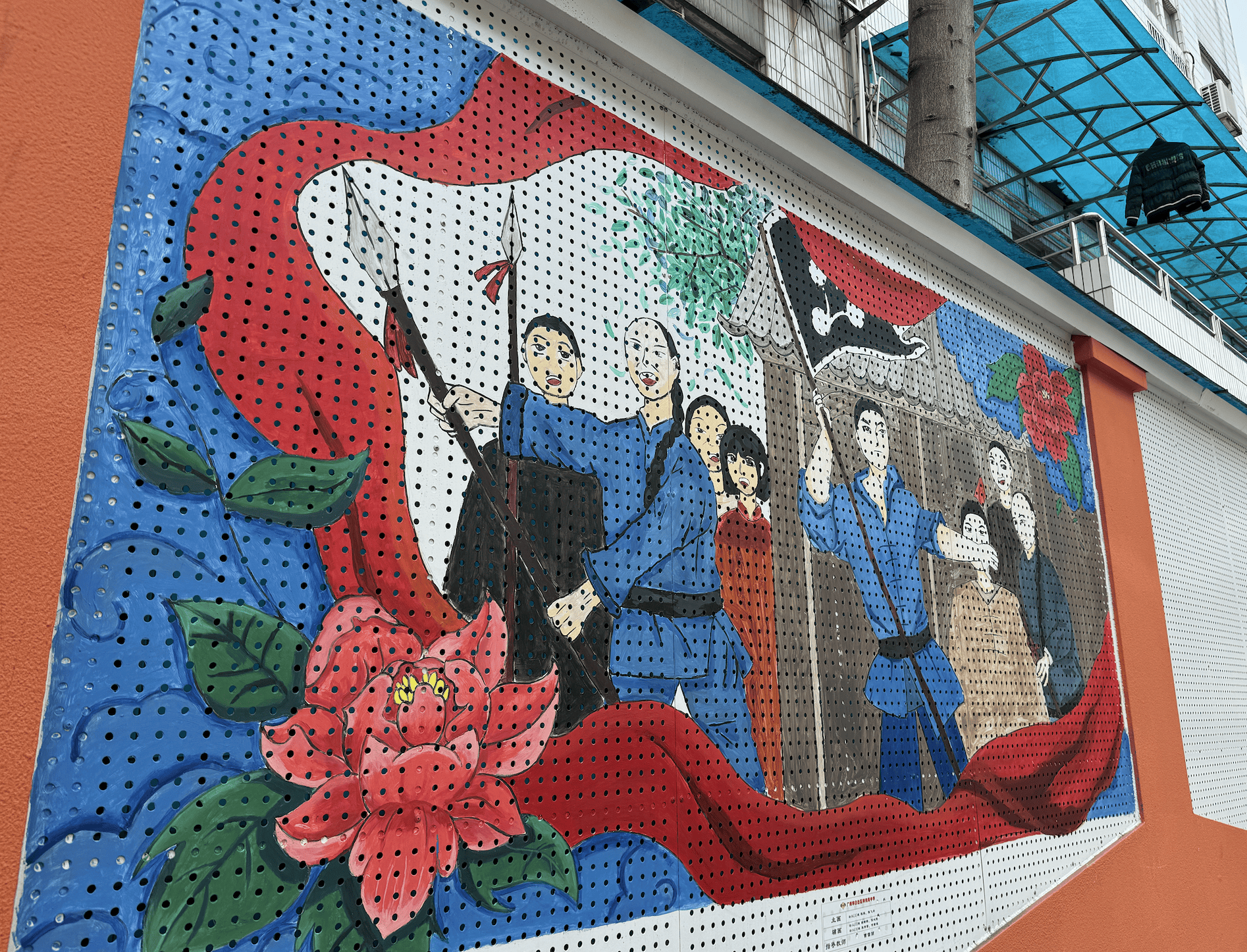 通过"英雄三元里"主题绘画活动,与梓元岗中学师生共同打造文化画廊