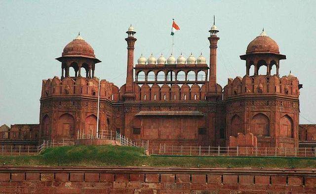 看看印度的火车站,再看看国内的,你就知道之间差距有多大了!