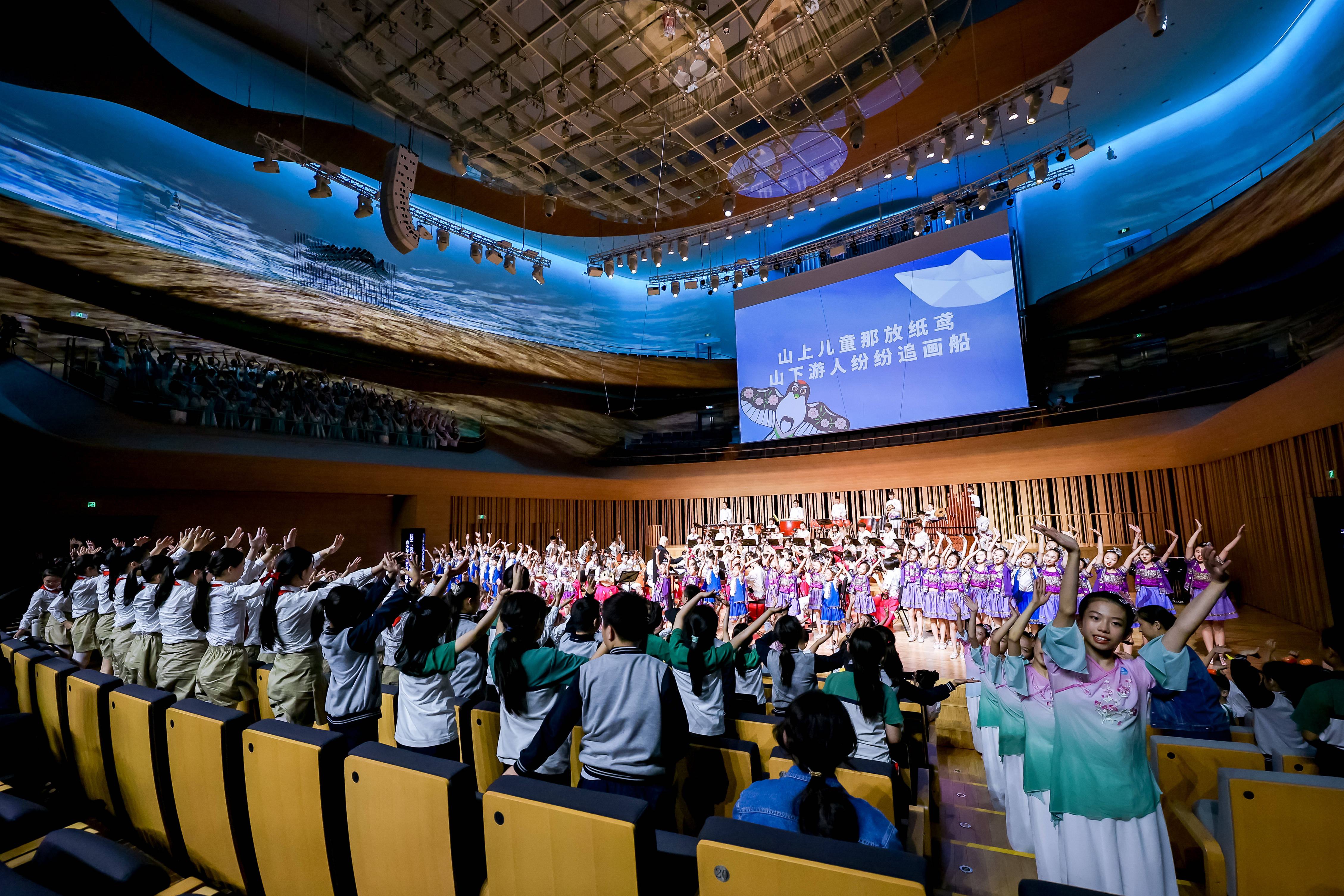 在"合唱万花筒"环节,国家大剧院合唱团驻团指挥焦淼化身美育老师为