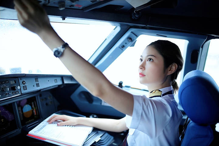 她是6岁娃的母亲也是90后女飞行员,欢迎继续晒妈妈的故事_沈佳丽_都会