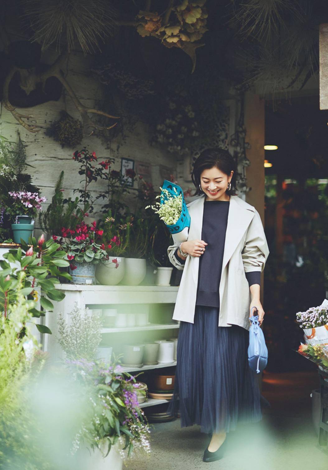 藏蓝色的百褶半身裙,穿在身上遮肉又显瘦,很适合跟黑色上衣进行组合.