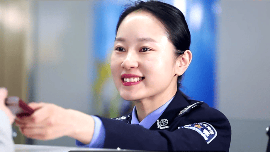 出入境女民警图片