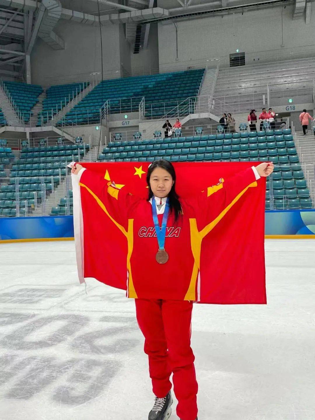 场冰球比赛,并多次取得了全国冠军的团队成绩和荣获最佳表现个人荣誉