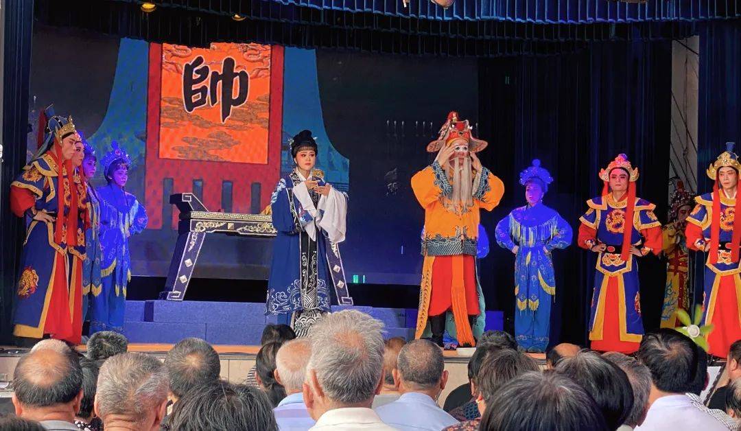 演出节目涵盖了经典闽剧,现代歌舞,小品等多种艺术形式,如《党的二十