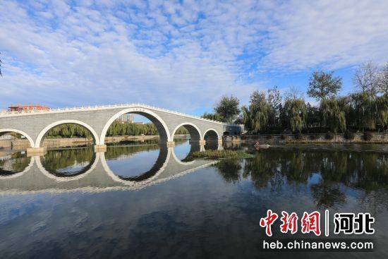 走进河北省三河市新集镇引泃入潮河畔的张庄村,道路两侧一排排碧桃