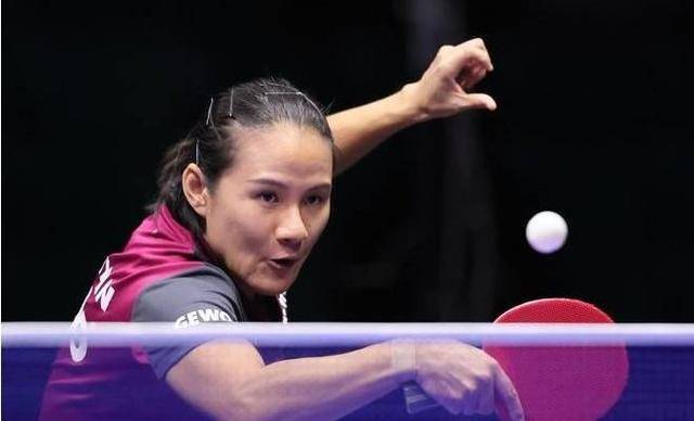 中日巅峰对决!刘诗雯险胜石川佳纯,两大球后斗智斗勇,谁将问鼎