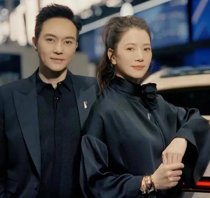 张智霖袁咏仪开跑车现身街头,20年如一日,这样的老公给我来一打