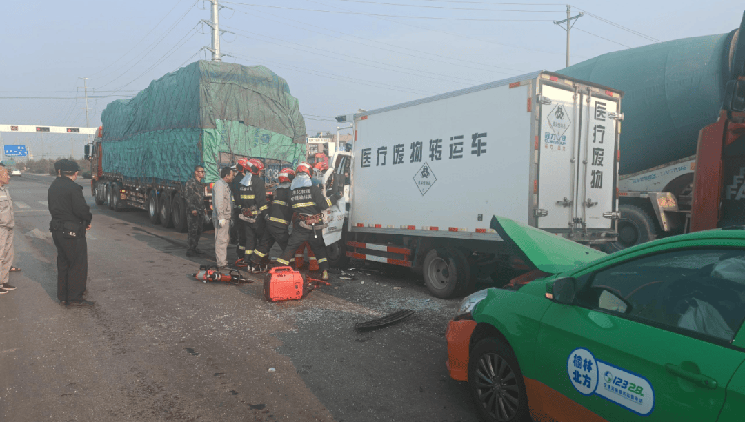 消防接警后立即赶赴现场救援车内有人员被困发生四车连撞交通事故榆林